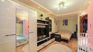 1- комнатная квартира с ремонтом- заезжай и живи по ул. Краснова